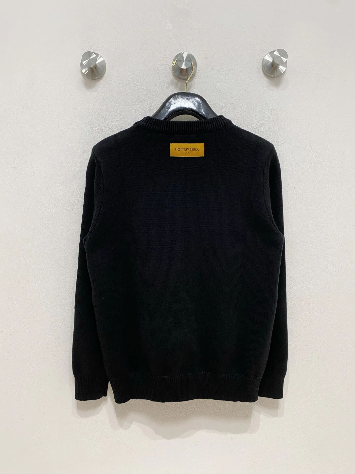 🅿️440 LV crew neck sweater, made of wool blended yarn, has good warmth retention, fluffy and soft, doubles skin care, giving you a lightweight wearing experience. High-quality natural fibers ensure high-quality life. The whole piece adopts solid color single-sided craftsmanship, leaving loose space when fit, solid color plain weave, neat texture, solid color design, durable and high-end. The workmanship is meticulous, fashionable and versatile. The reverse shoulder design is simple and comfortable. At the same time, it uses counter stitching to highlight the quality in the details, making the temperament more low-key, restrained, calm and stylish, and better showing the clean and tidy side of successful men. The collar, cuffs, and hem are made of dense rib weaving, which is tight and elastic, not easy to deform, and highlights the details and texture. Whether worn alone or layered, it can not only give you a warm feeling, but also give you a sophisticated sense of fashion.      Size: M-XXXL